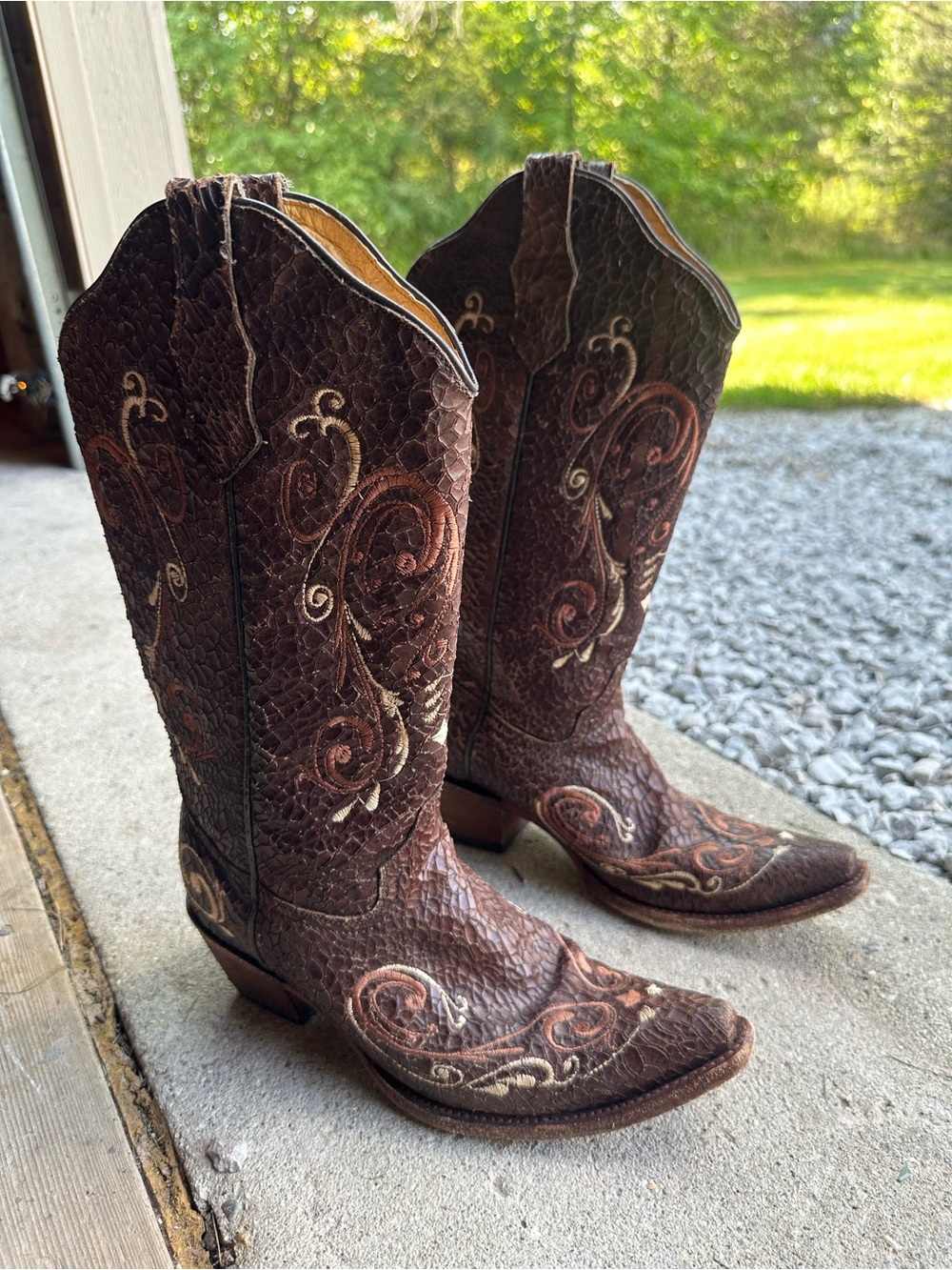 Circle G Brown Textured Leather Embroidered Heeled Cowboy Boots